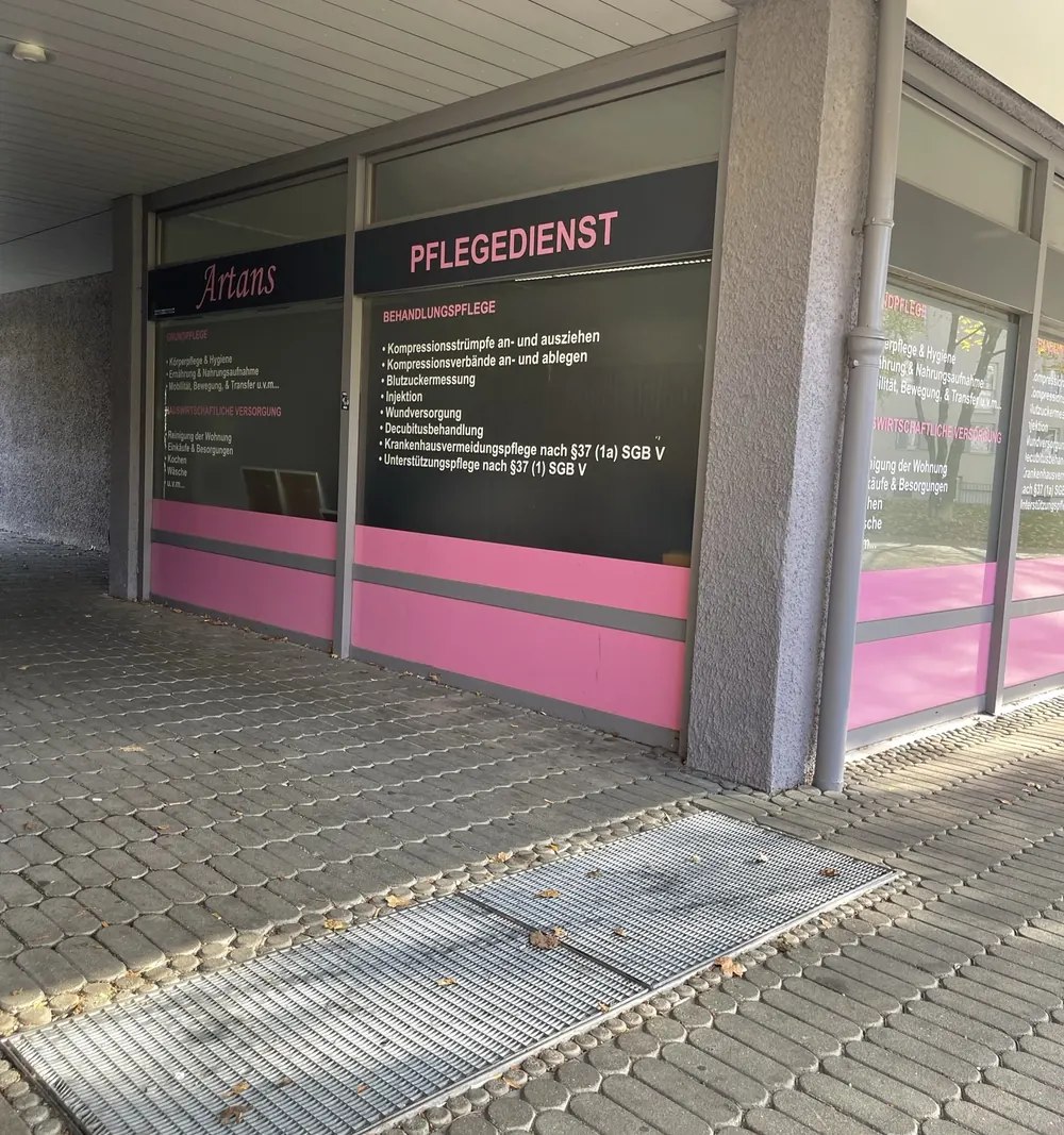 Schaufenster des Pflegedienstes mit pinkem Streifen