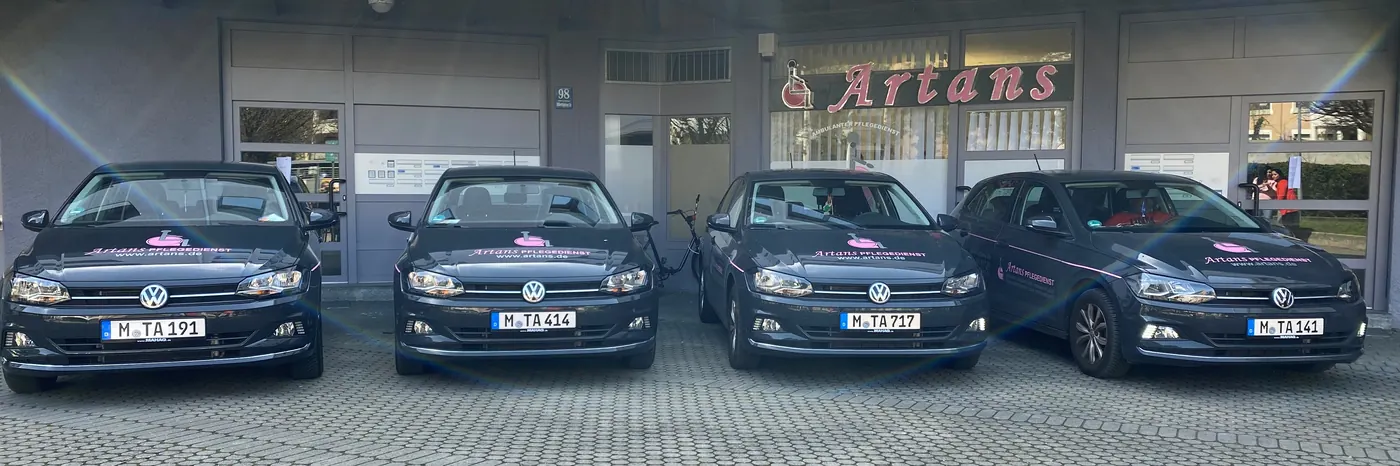 Dienstwagen mit Artans-Beschriftung vor dem Büro in Milbertshofen